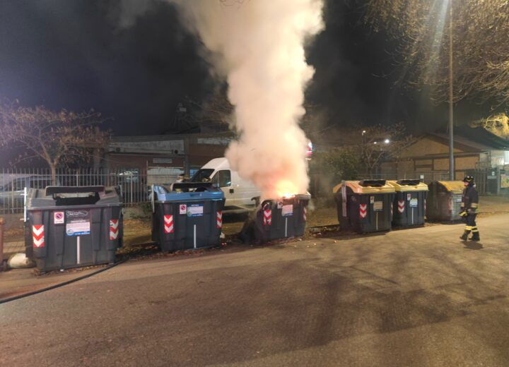 In fiamme un cassonetto in via San Giovanni Bosco ad Alessandria: l’intervento dei Vigili del Fuoco