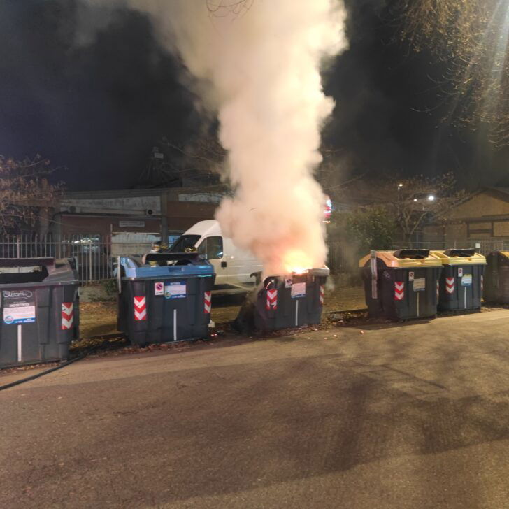 In fiamme un cassonetto in via San Giovanni Bosco ad Alessandria: l’intervento dei Vigili del Fuoco