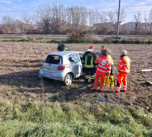 Auto in un campo: anziano portato in ospedale con l’elisoccorso