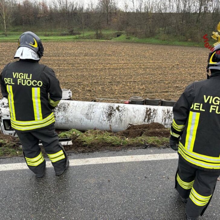 Autocisterna si ribalta in un campo. Chiuso tratto della Sp193 tra Zinasco e Pieve Albignola