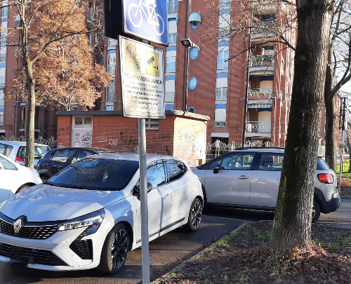 Auto negli spazi ciclabili sotto i cartelli di divieto. La sosta selvaggia in Piazza Ignazio Gardella indigna