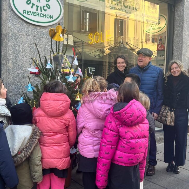 A Valenza i bambini addobbano 60 alberi di Natale in corso Garibaldi