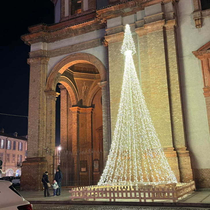 Natale a Voghera, l’albero in Piazza Duomo divide i cittadini: “Troppo lussuoso, lo paghiamo noi”