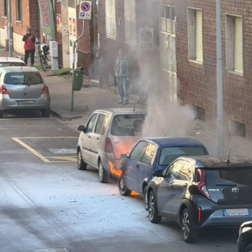 Auto in fiamme in via Galileo Ferraris ad Alessandria. Sul posto i Vigili del Fuoco