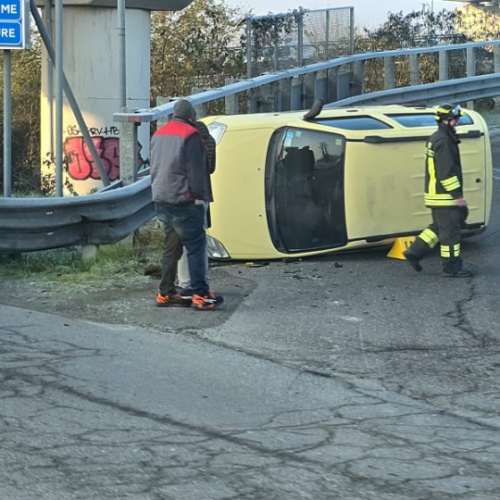 Dopo scontro con un’altra auto, vettura si ribalta nella rotonda in fondo a viale Milite Ignoto