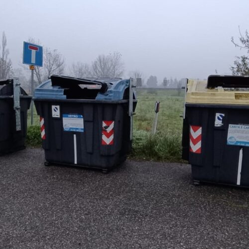 L’amarezza dei cittadini dell’Osterietta: “Bidoni tolti senza preavviso e quelli nuovi sono rotti”