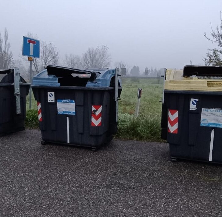 L’amarezza dei cittadini dell’Osterietta: “Bidoni tolti senza preavviso e quelli nuovi sono rotti”