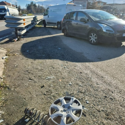 Incidente tra camion e auto lungo la 35bis a Serravalle. Tratto riaperto