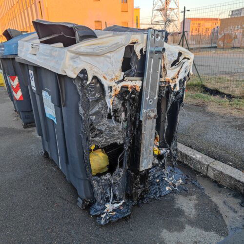 A fuoco dei cassonetti in via Piave: danneggiate anche due auto