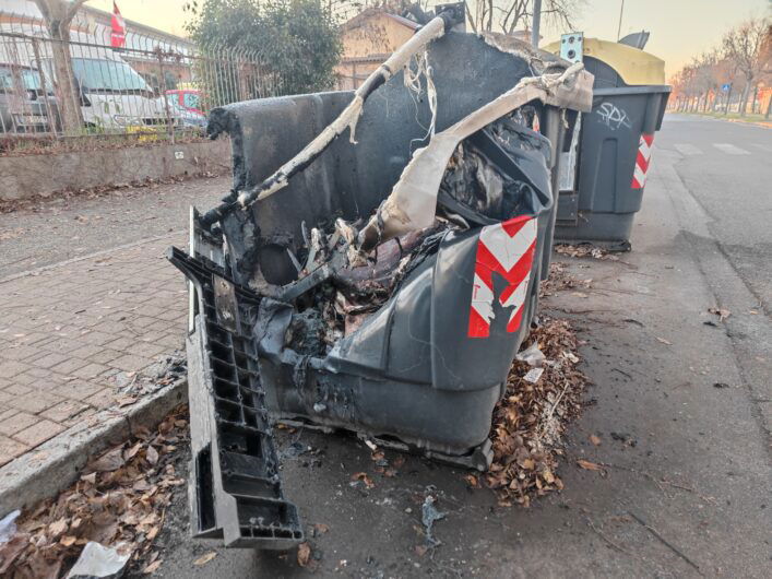 Quattro cassonetti in fiamme in via Bonardi ad Alessandria