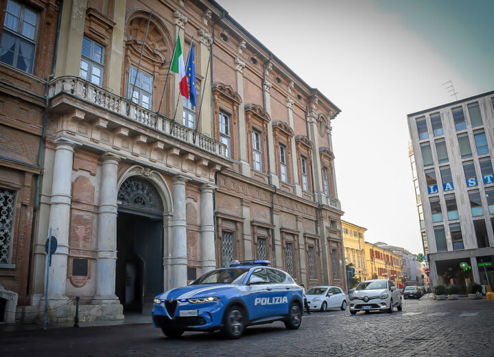 Due espulsi perché pericolosi: uno con precedenti per droga, l’altro abusò di pazienti fragili in una rsa