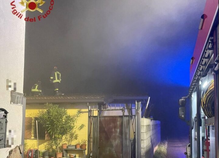 Incendio in una abitazione a Vigevano. Una persona intossicata