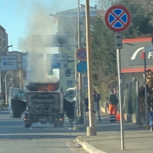 A fuoco un mezzo per la raccolta rifiuti ad Alessandria