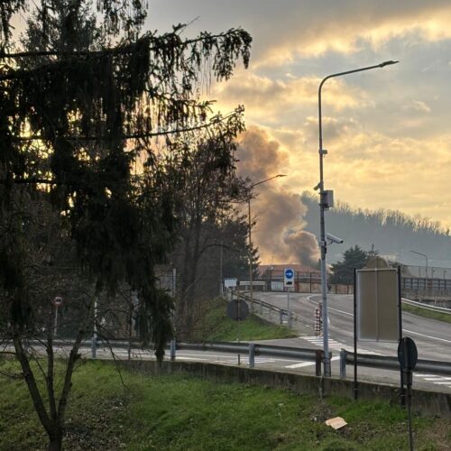 Furgone in fiamme sulla A7 all’altezza di Serravalle verso Milano: circolazione interrotta