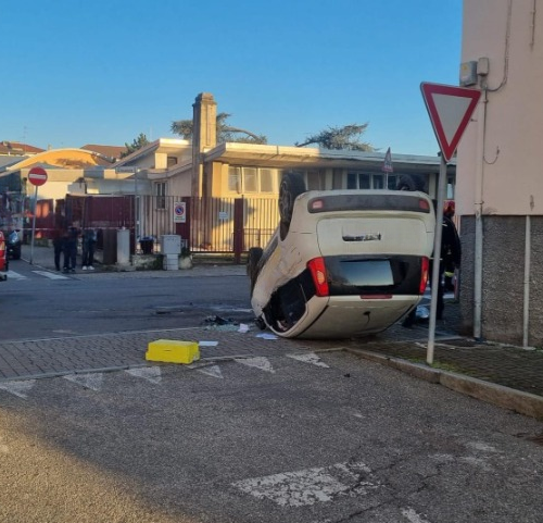 Due auto ribaltate al quartiere Oltreponte di Casale: nessun ferito grave