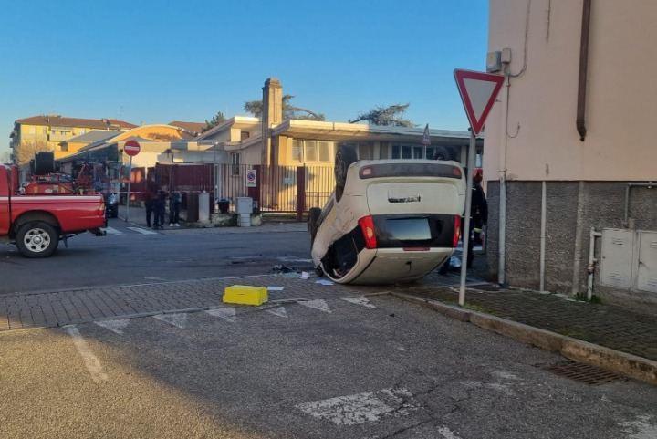 Due auto ribaltate al quartiere Oltreponte di Casale: nessun ferito grave