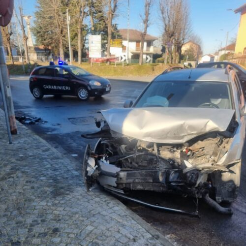 Scontro frontale tra due auto a Fresonara: tre persone ferite non in gravi condizioni