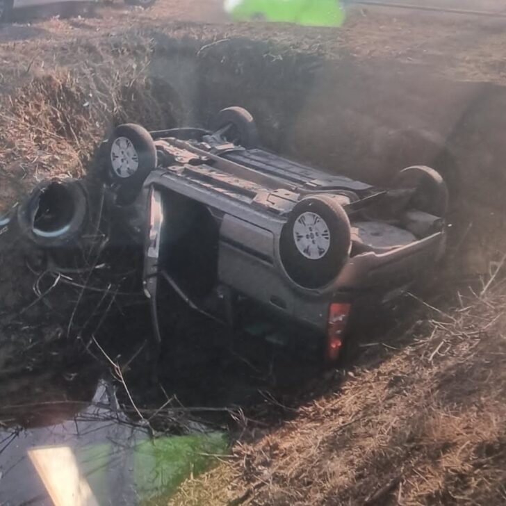 Incidente a Tortona, auto ribaltata in un canale: un ferito non grave