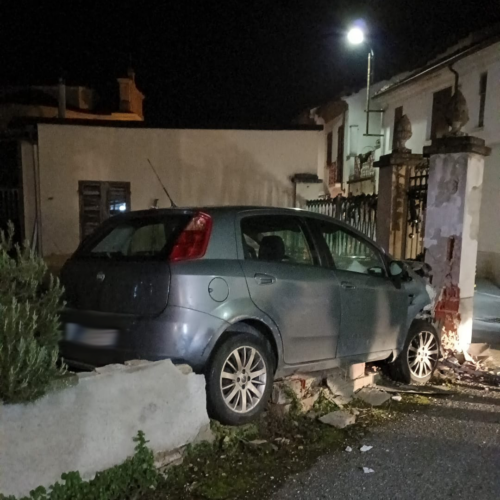 Le foto dell’auto finita contro la cancellata in via Colombo