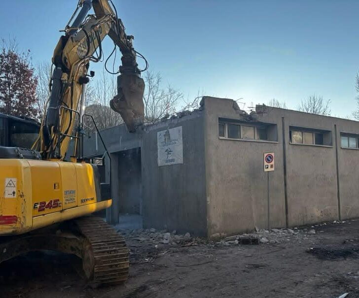 A Valenza iniziato l’abbattimento della vecchia piscina