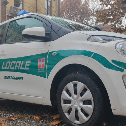 Scontro tra due auto: danneggiati anche 4 veicoli parcheggiati