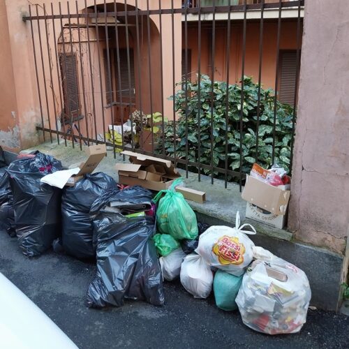 Rifiuti abbandonati in tre vie di Novi Ligure: scattano le multe