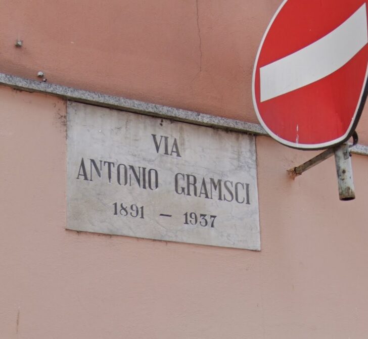 Da lunedì a Novi riaprirà via Gramsci: stop ai parcheggi gratis per i residenti e tornerà il porta a porta