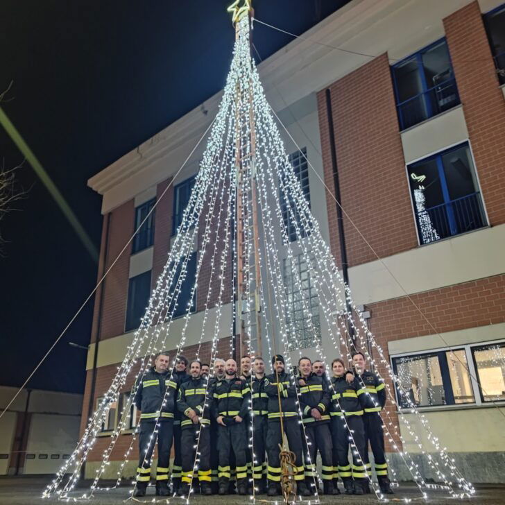 Un albero di Natale fatto di luci e alto dieci metri al Comando dei Vigili del Fuoco di Alessandria