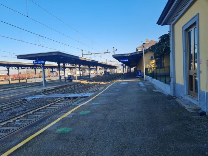 Sporcizia e degrado nella stazione di Tortona. Rfi: “Intervento nelle prossime settimane”