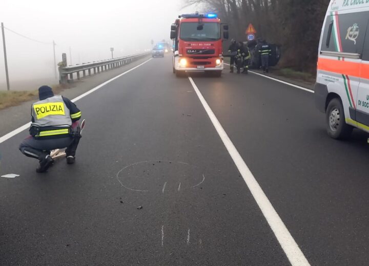 Dopo impatto con mezzo pesante, auto si ribalta lungo statale 30 a Ponti  