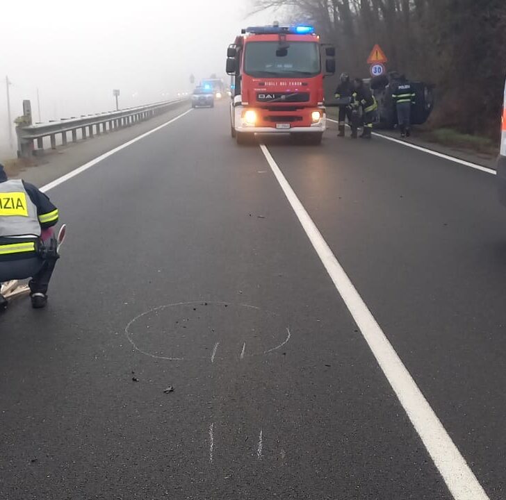 Dopo impatto con mezzo pesante, auto si ribalta lungo statale 30 a Ponti  