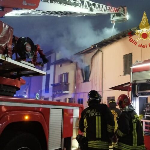 Incendio di tre abitazioni a San Genesio: una persona ricoverata