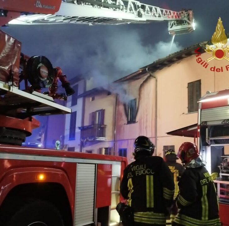 Incendio di tre abitazioni a San Genesio: una persona ricoverata