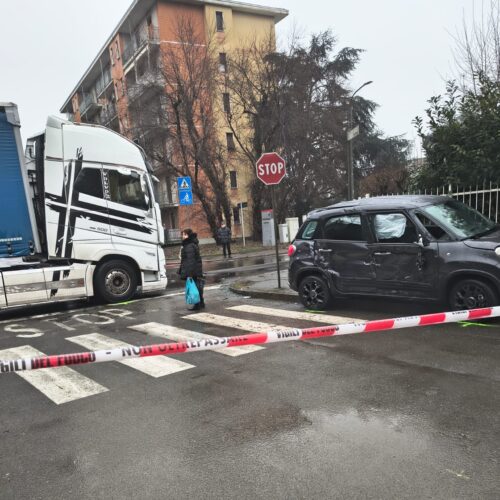 Incidente tra tir e auto: caos traffico in via Bensi