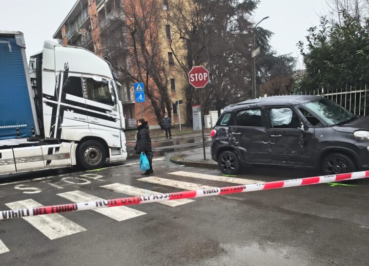 Incidente tra tir e auto: caos traffico in via Bensi