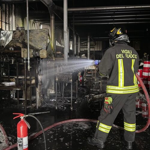 Incendio in una tipografia a Spinetta. Vigili del Fuoco spengono le fiamme