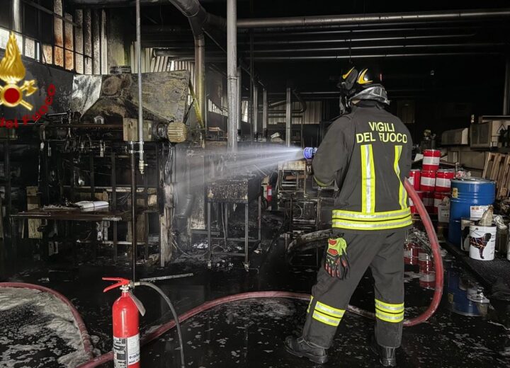 Incendio in una tipografia a Spinetta. Vigili del Fuoco spengono le fiamme