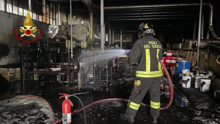 Incendio in una tipografia a Spinetta. Vigili del Fuoco spengono le fiamme