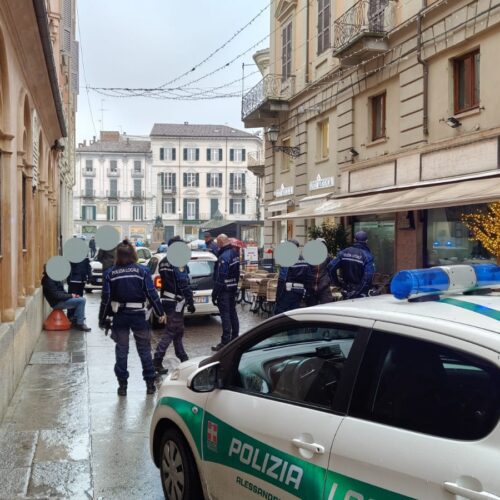 Sbraita con la mano insanguinata tra i passanti: inseguito e bloccato in centro