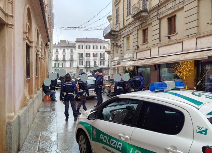 Sbraita con la mano insanguinata tra i passanti: inseguito e bloccato in centro