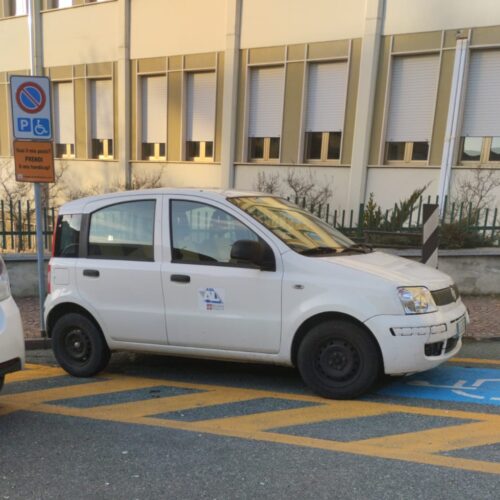 L’auto aziendale nel posto disabili: “L’attenzione verso i cittadini non può essere parcheggiata”