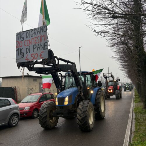 Trattori in fila per la città: ad Alessandria torna la lenta e rumorosa protesta degli agricoltori