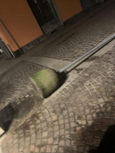 Nuove azioni vandaliche ad Alessandria. Vasi rovesciati, cartelli stradali divelti lungo le strade del centro