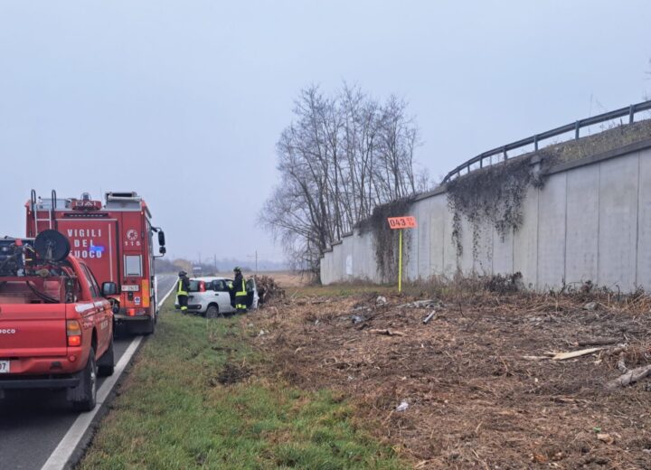 Auto fuori strada a Trino: coppia di ragazzi non in gravi condizioni