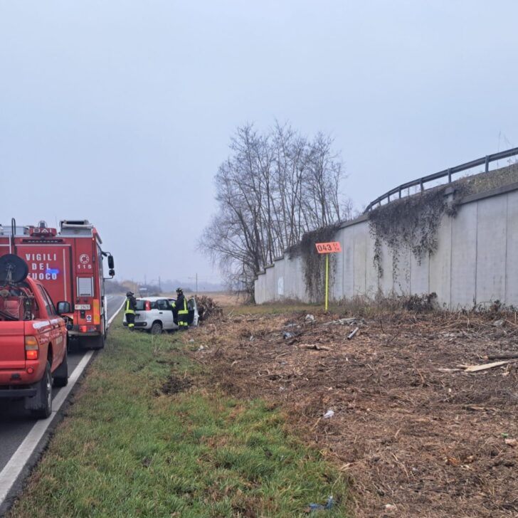 Auto fuori strada a Trino: coppia di ragazzi non in gravi condizioni