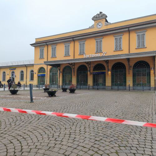 Rissa in stazione a Tortona: colpito a morte un diciannovenne