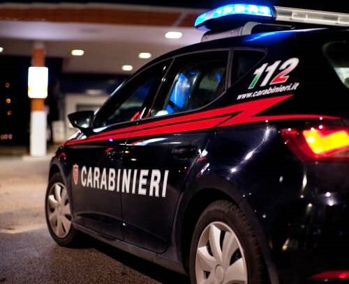 Grave crisi epilettica: i Carabinieri entrano in casa dal balcone della vicina e la salvano