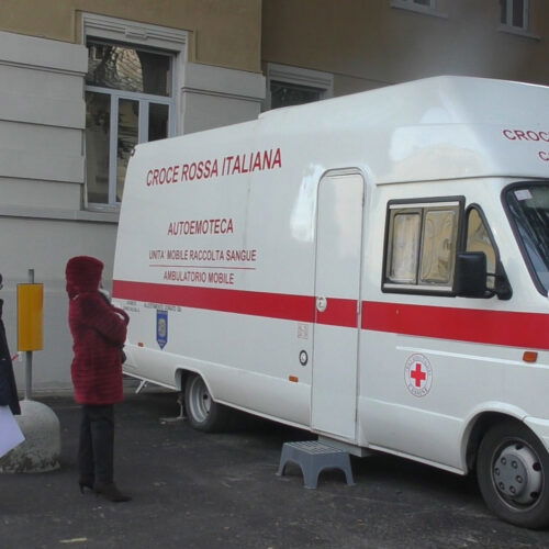 Al Patria cittadini in coda al freddo per i prelievi del sangue  