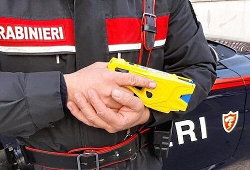 Aggredisce clienti e datori di lavoro di un centro ippico e poi si scaglia contro i Carabinieri. Bloccato con il taser