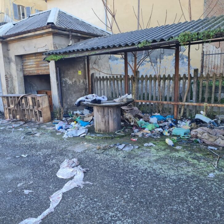 Sporcizia e degrado nella stazione di Tortona. Rfi: “Intervento nelle prossime settimane”